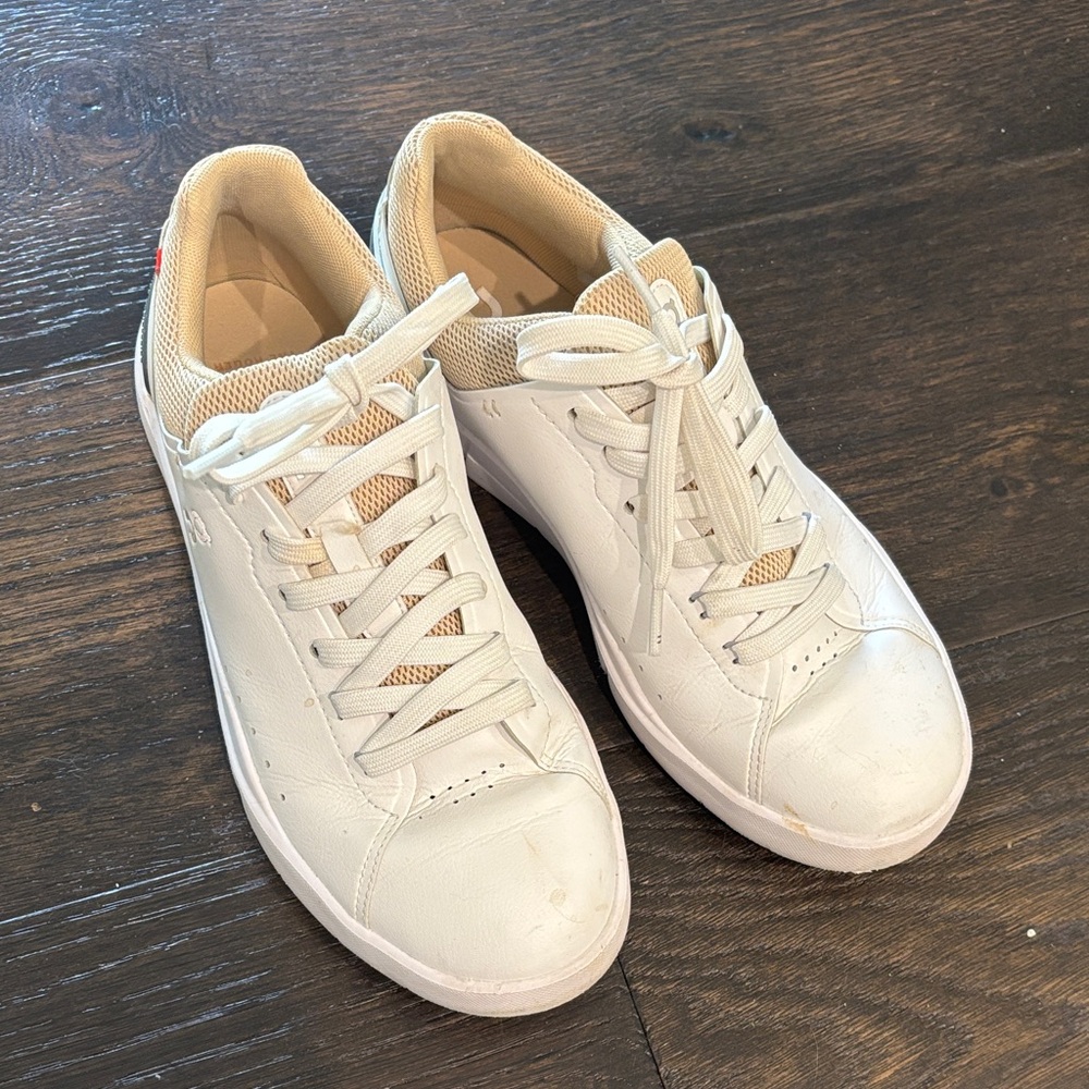 OnCloud The Roger tennis shoes in white/tan, women’s size 8